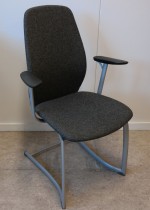 Møteromsstol / besøksstol fra Kinnarps, mod Plus 377 i gråmelert ullstoff / sort armlene, grå ramme, pent brukt