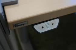 Kinnarps elektrisk hevsenk hjørneløsning skrivebord i bjerk laminat, 200x200cm, sving på h. side, T-serie, pent brukt