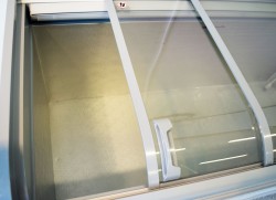 Stor fryseboks for iskrem/frossenvarer, 210cm bredde, skyvedører i glass i toppen fra Norpe/AHT, pent brukt