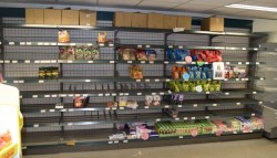 Stålhyller / lagerhyller / butikkhyller, 24 gavler L-fot og 150+ hylleplater, pent brukt