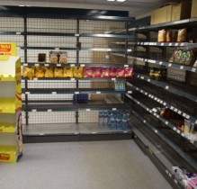 Stålhyller / lagerhyller / butikkhyller, 24 gavler L-fot og 150+ hylleplater, pent brukt