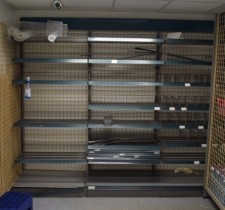 Stålhyller / lagerhyller / butikkhyller, 24 gavler L-fot og 150+ hylleplater, pent brukt