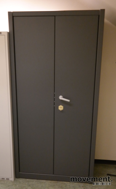 Solgt!Stort sikkerhetsskap / låsbart skap - 1 / 3