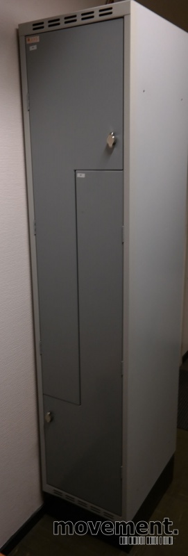 Solgt!Garderobeskap i stål med Z-dører i - 1 / 3