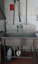 Arbeidsbenk / oppvaskbenk i rustfritt stål 100cm bredde, 1 stor kum, dusjbatteri, pent brukt