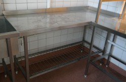 Arbeidsbenk / oppvaskbenk i rustfritt stål, 150cm bredde, 65cm dybde, for å hekte på oppvaskmaskin / kum, pent brukt