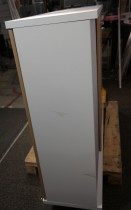 Skap med skyvedører i hvitt / hvitpigmentert eik fra Horreds, åpnes fra begge sider, bredde 160cm, høyde 112,5cm, pent brukt
