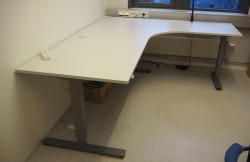 Skrivebord / hjørneløsning med elektrisk hevsenk fra EFG i lys grå, 200x180, høyreløsning, pent brukt