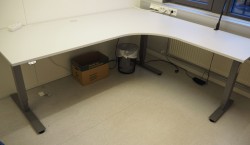 Skrivebord / hjørneløsning med elektrisk hevsenk fra EFG i lys grå, 200x180, høyreløsning, pent brukt