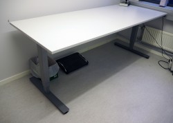 Skrivebord med elektrisk hevsenk i lys grå / grått understell fra EFG, 200x80cm, pent brukt 2016-modell