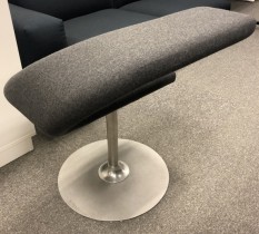 Loungestol / designstol gråmelert ullstoff fra Blå Station, modell Innovation C, design: Fredrik Mattson, nytrukket