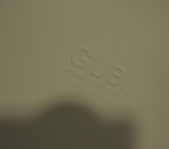 Gubi 3D konferansestol i turkis stoff / hvit bakside / ben i krom, design: Komplot design, pent brukt