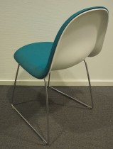 Gubi 3D konferansestol i turkis stoff / hvit bakside / ben i krom, design: Komplot design, pent brukt