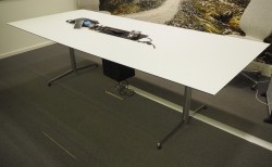 Møtebord i hvitt / krom, 250x110cm, passer 8-10 personer, pent brukt