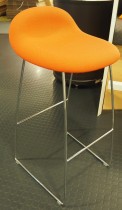 Barkrakk fra Gubi i orange / krom, 78cm sittehøyde, Modell Gubi 3, Komplot Design, pent brukt