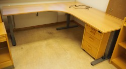Skrivebord / hjørneløsning med elektrisk hevsenk fra EFG i bøk, 180x200, venstreløsning, pent brukt
