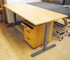 Skrivebord med elektrisk hevsenk i bøk laminat / grått understell fra EFG, 200x80cm, pent brukt 2016-modell