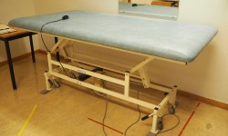 Legebenk / fysioterapibenk i blå skinnimitasjon fra Masoflex, elektrisk justering, 190x100cm, pent brukt