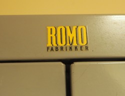 Stålskap med dører i grått fra Romo Fabrikker, retro / vintage, 191cm høyde, 90cm bredde, pent brukt