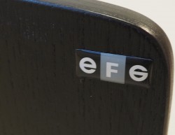 Møteromsstol / besøksstol fra EFG, modell NOVA i sortlakkert eikefiner, pent brukt