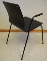 Møteromsstol / besøksstol fra EFG, modell NOVA med armlener, sortlakkert eikefiner, pent brukt