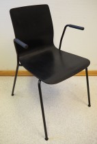 Møteromsstol / besøksstol fra EFG, modell NOVA med armlener, sortlakkert eikefiner, pent brukt