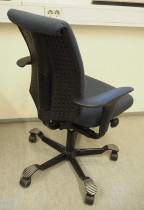 HÅG H05 5300 kontorstol i mørkt blått stoff, armlener, sort kryss, pent brukt