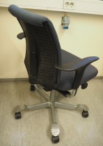 HÅG H05 5300 kontorstol i mørkt blått stoff, swingback-armlener, grått kryss, pent brukt