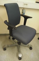 HÅG H05 5300 kontorstol i mørkt blått stoff, swingback-armlener, grått kryss, pent brukt