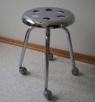Arbeidsstol/behandlerstol/arbeidskrakk i krom metall, Ø=35cm, høyde 55cm, pent brukt
