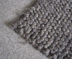 Gulvteppe i lys grå melert ull, 160x225cm, pent brukt