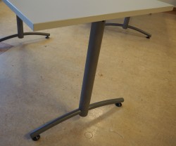 Skrivebord / kompakt møtebord / kantinebord fra EFG i lys grå / grå, 140x70cm, pent brukt
