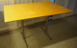 Kantinebord i bjerk / grålakkert metall fra Zeta Furniture, 120x80cm, brukt med noe slitasje på plater