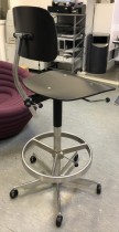 Kontorstol / arbeidsstol / barstol i sort finer / aluminium fra Engelbrechts, modell Kevi 2533, sittehøyde 71-83cm, fotring, pent brukt