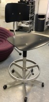 Kontorstol / arbeidsstol / barstol i sort finer / aluminium fra Engelbrechts, modell Kevi 2533, sittehøyde 71-83cm, fotring, pent brukt