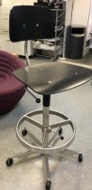Kontorstol / arbeidsstol / barstol i sort finer / aluminium fra Engelbrechts, modell Kevi 2533, sittehøyde 71-83cm, fotring, pent brukt
