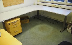 Skrivebord / hjørneløsning med elektrisk hevsenk fra EFG i lys grå, 220x200cm, høyreløsning, pent brukt