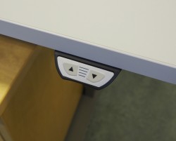 Skrivebord / hjørneløsning med elektrisk hevsenk fra EFG i lys grå, 220x200cm, høyreløsning, pent brukt