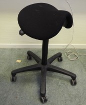 Ergonomisk kontorstol / sadelstol i sort stoff fra EFG, pent brukt