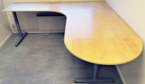 IKEA Bestå skrivebord i brunbeiset tre,120x60 cm, pent brukt IKEA Bestå skrivebord i brunbeiset tre,120x60 cm, pent brukt