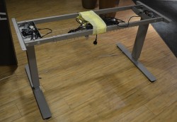 Understell for skrivebord med elektrisk hevsenk fra EFG, passer plater 120cm eller større, pent brukt