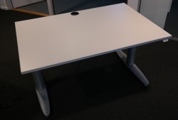 Skrivebord med elektrisk hevsenk fra Kinnarps, T-serie i lys grå, 120x80cm, pent brukt