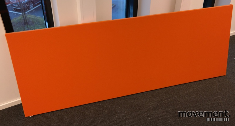 Solgt!Bordskillevegg i orange stoff fra - 1 / 4