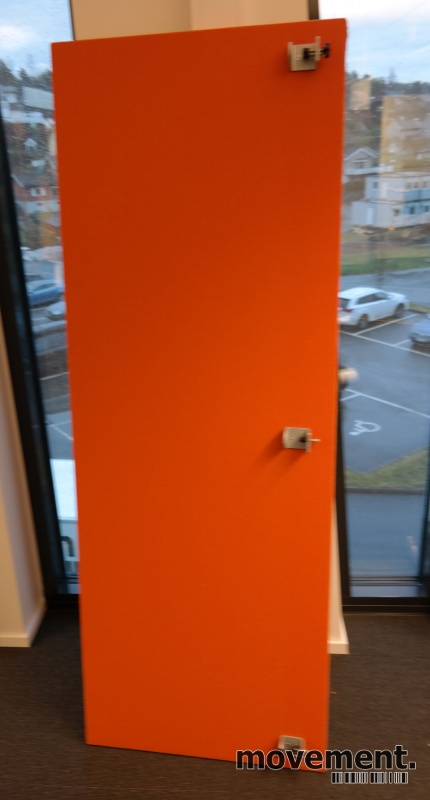 Solgt!Bordskillevegg i orange stoff fra - 2 / 4