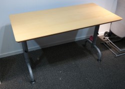 Kompakt skrivebord / sidebord i bøk / grå fra Edsbyn, 120x60cm, brukt med slitasje