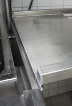 Oppvaskbenk i rustfritt stål, bane for oppvaskbakker, 160cm bredde, 58cm dybde, for å hekte på oppvaskmaskin, pent brukt