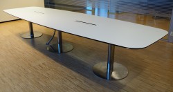 Møtebord i hvitt med understell i krom, 420x120cm, kabelluke, passer 14-16 personer, pent brukt