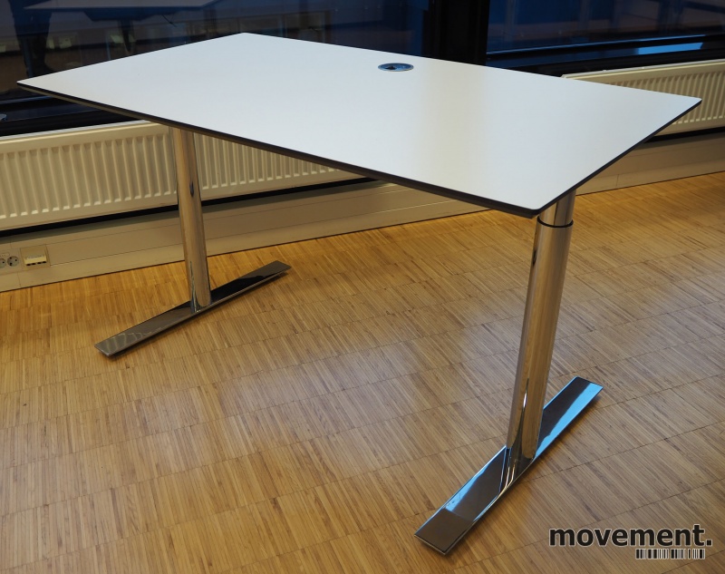 Solgt!Lekkert skrivebord i hvitt med sort - 1 / 3