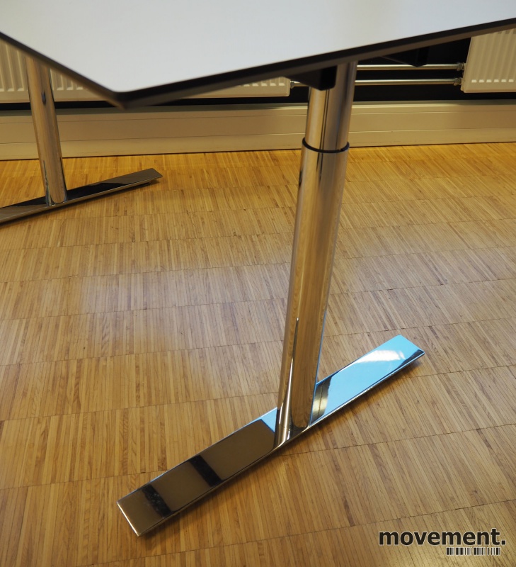 Solgt!Lekkert skrivebord i hvitt med sort - 2 / 3