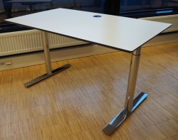 Lekkert skrivebord i hvitt med sort kant / krom, 140x80cm, pent brukt